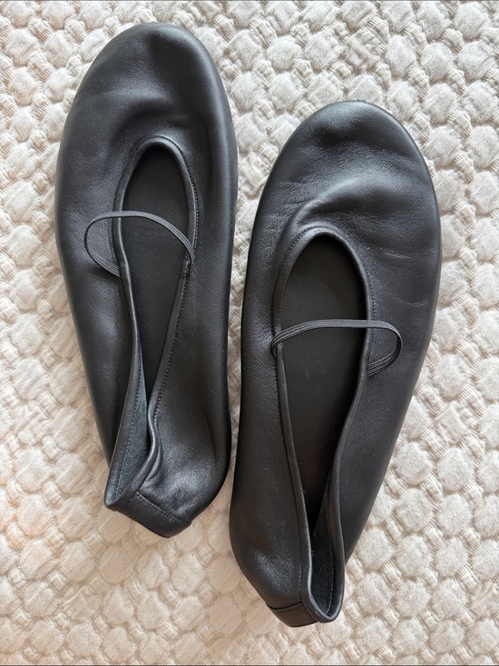 The Row Shoes - THE ROW / black leather elastic strap ballet flats / 38